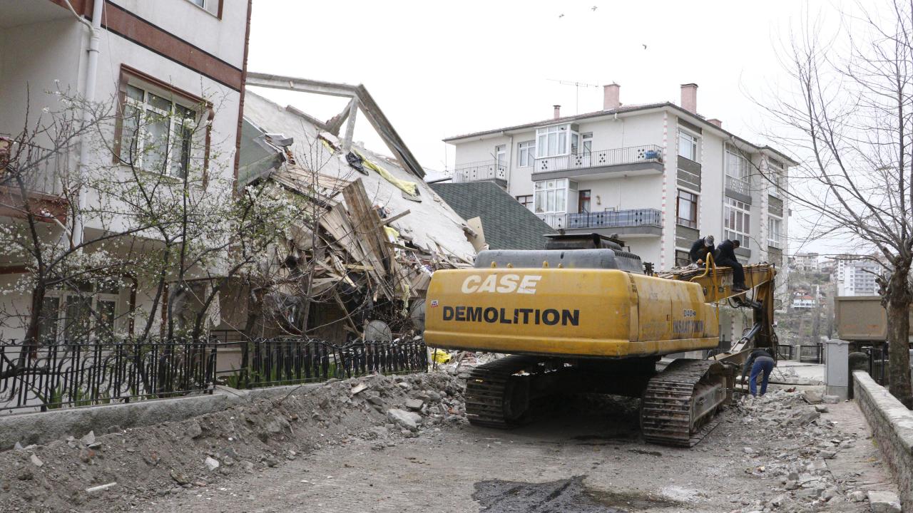 Çevre ve Şehircilik Bakanı Murat Kurum da bölgeye gelerek incelemede bulundu. 