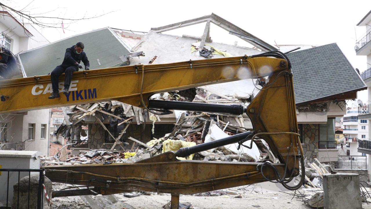 Bakan Kurum, Açelya Apartmanı`nın yol kotuna kadar olan kısmının yıkıldığını belirterek, 