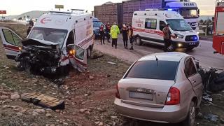 Ambulans otomobil ile çarpıştı: 3 ölü, 3 yaralı