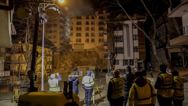 Ankarada kontrollü yıkımına başlanan binada çalışmalara ara verildi