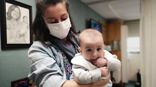 Koronavirüs pozitif annenin bebeği negatif doğdu