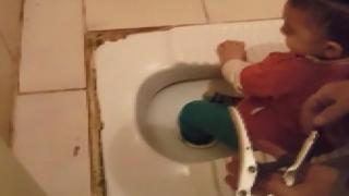 Ayağı tuvalet deliğine sıkışan çocuğu itfaiye kurtardı