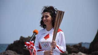 Olimpiyat meşalesini Türk kızı Özkaya taşıdı