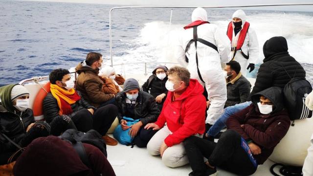 Türk kara sularına itilen 15 düzensiz göçmen kurtarıldı