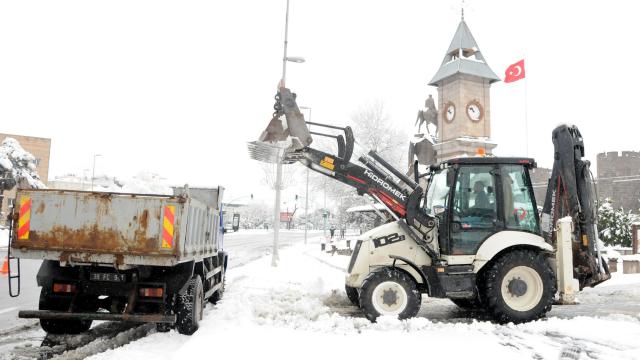 Kayseride 60 mahalle yolu ulaşıma kapandı