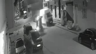 Boş sokakta park halindeki minibüse çarparak takla attı