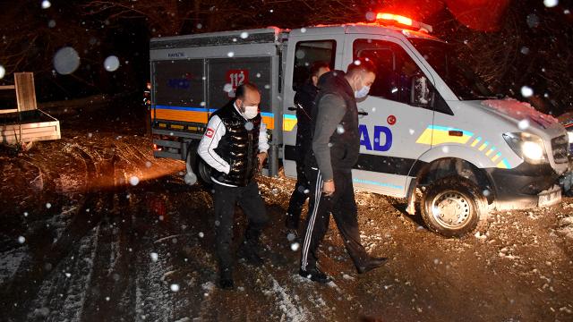 Vadideki yamaçta mahsur kalan 2 genç kurtarıldı