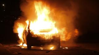 Kuzey İrlanda'da tansiyon yüksek: Aracı ateşe verdiler