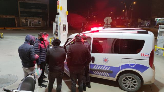 İnegöl ilçesinde kısıtlama saatlerinde akaryakıt istasyonuna gelen 6 kişiye 18 bin 900 lira ceza