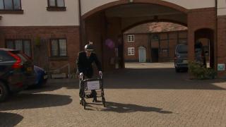 Patenli büyükbaba her gün 90 tur atıyor