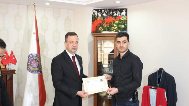 Adanada silah kaçakçılığını ortaya çıkaran polisler ödüllendirildi