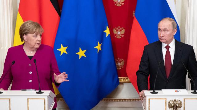 Putin ve Merkel Ukraynayı görüştü