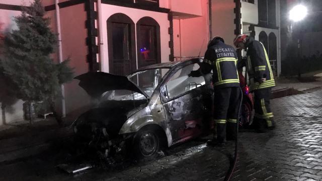 Kocaelide otomobilde çıkan yangın söndürüldü