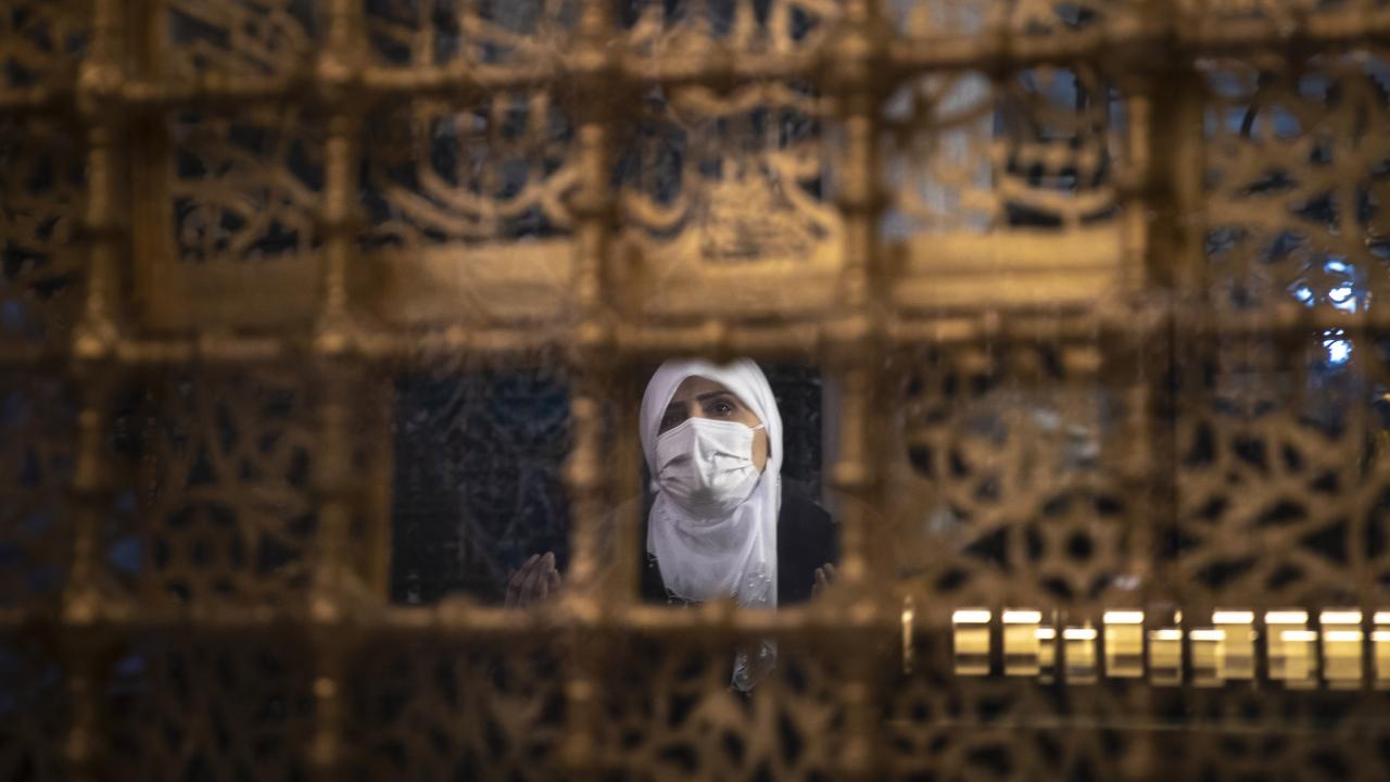 Türbe ziyaretlerinde mesafe denetimi