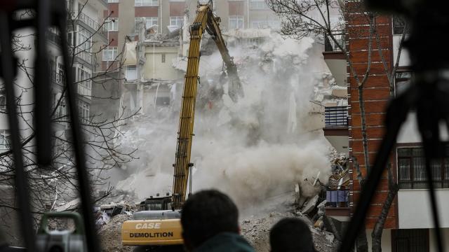 Açelya Apartmanının kontrollü yıkım çalışmaları sürüyor