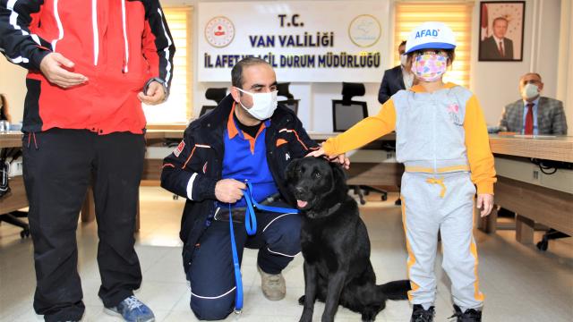 Arama kurtarma köpeği Gece yardım bekleyenlere ışık olacak