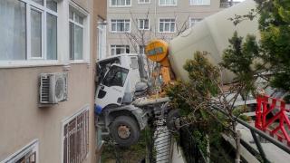 İstanbul’da beton mikseri 6 katlı binaya çarptı