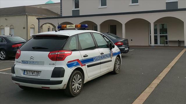 Fransada cami duvarına İslam karşıtı yazılar yazıldı