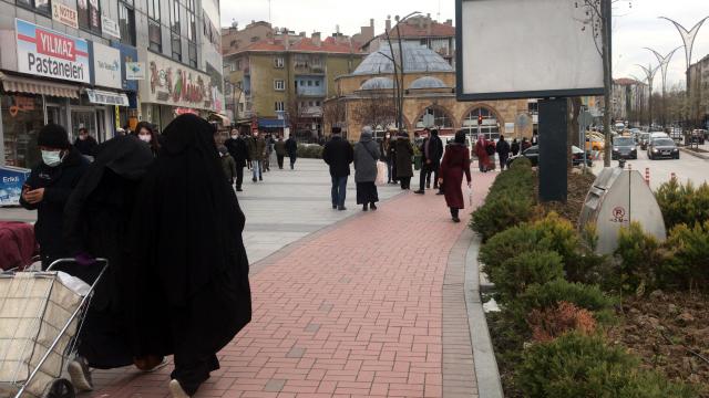 Kırşehirde ramazan ayı öncesi yoğunluk yaşanan yerlerde Covid-19 uyarıları yapıldı