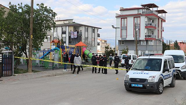 Çocuklar zarar görmesin diye rastgele ateş açan saldırganın önüne atladı