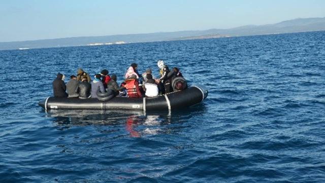 Türk kara sularına itilen 55 düzensiz göçmen kurtarıldı
