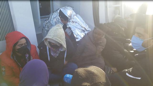 Türk kara sularına itilen 117 düzensiz göçmen kurtarıldı