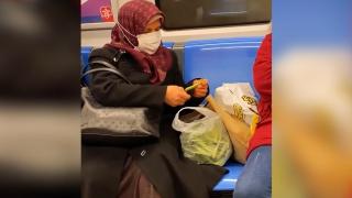 Metroda fasulye ayıkladı, sosyal medyada ilgi gördü