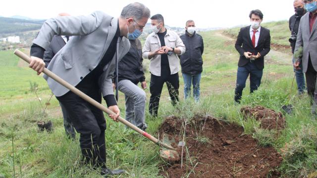 Covid-19 kurbanı sağlıkçıların adlarını fidanlar yaşatacak