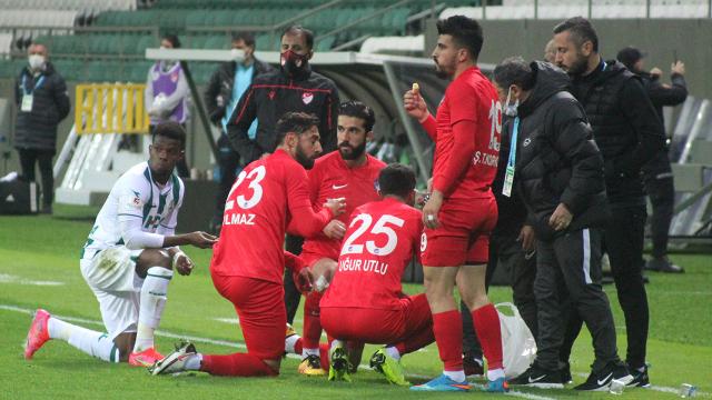 İftar saatinde maç durunca oyuncular oruçlarını açtı