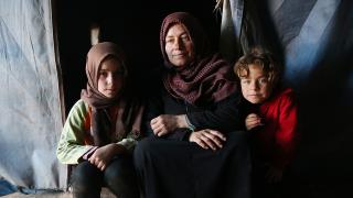 İdlib'deki kamplarda yoksulluk içinde ilk iftar