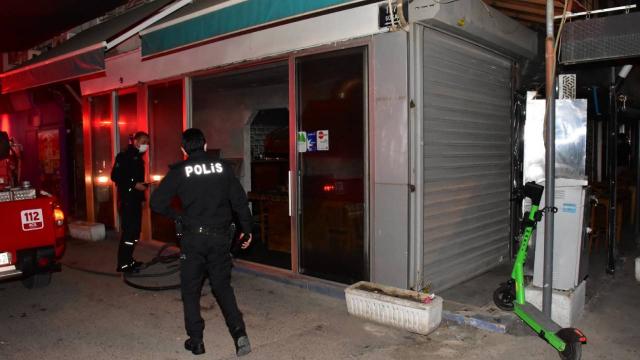 İzmirde restoran yangını: 1 kişi dumandan etkilendi