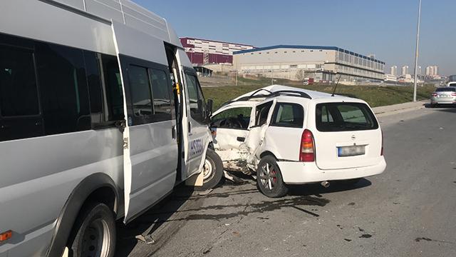 İstanbulda işçi servisi ile hafif ticari araç çarpıştı: 8 yaralı