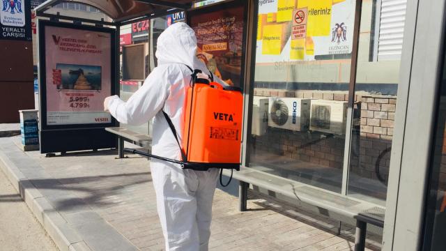 Erzincanda belediye görevlileri otobüsler ile durakları dezenfekte etti