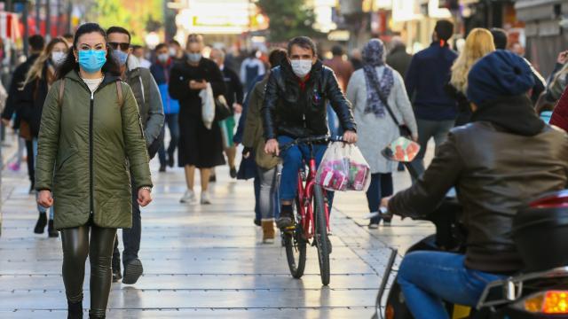Prof. İlhan: Vakalar düşmezse okullar, AVMler, berberler kapatılabilir