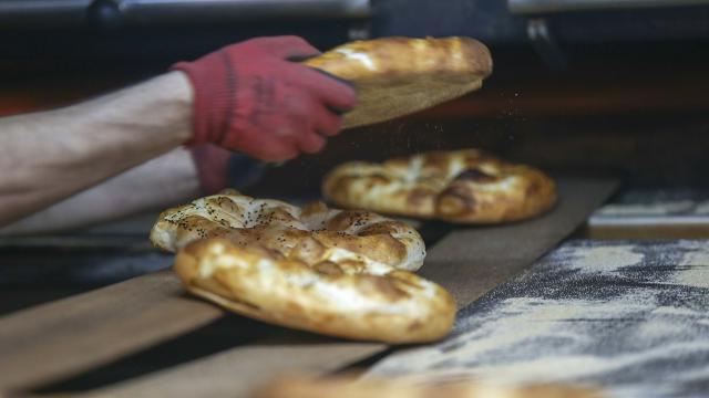 Başkentte ihtiyaç sahiplerine fırınlarda ücretsiz pide dağıtılacak