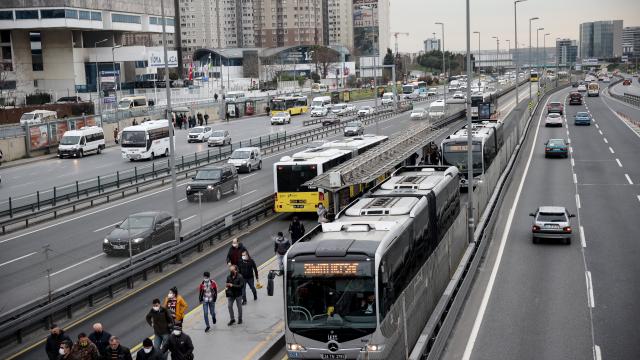 İstanbulda sokağa çıkma kısıtlamasının sona ermesiyle trafik yoğunluğu arttı