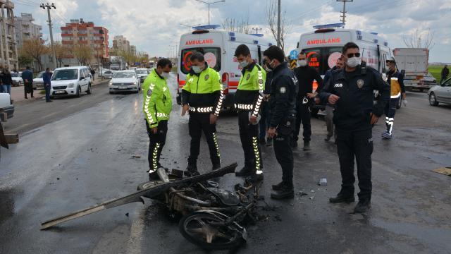 Şanlıurfada kamyon motosikletle çarpıştı: 4 yaralı