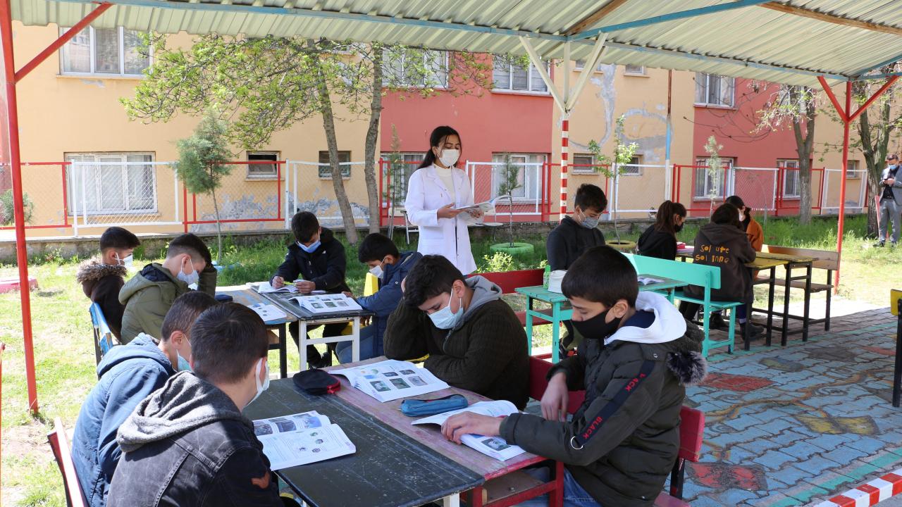"Salgın döneminde açık havada ders işliyoruz"