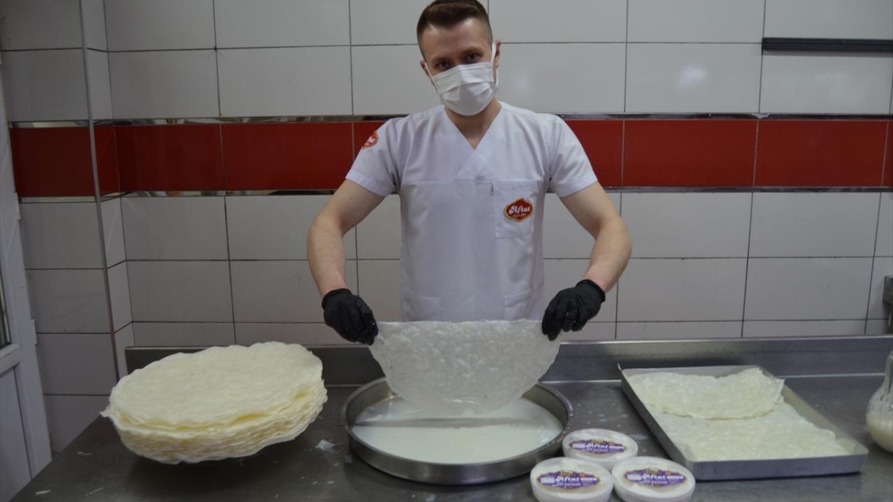 "İftar sofralarının vazgeçilmezi güllaç tatlısı, manda kaymaklı olur"
