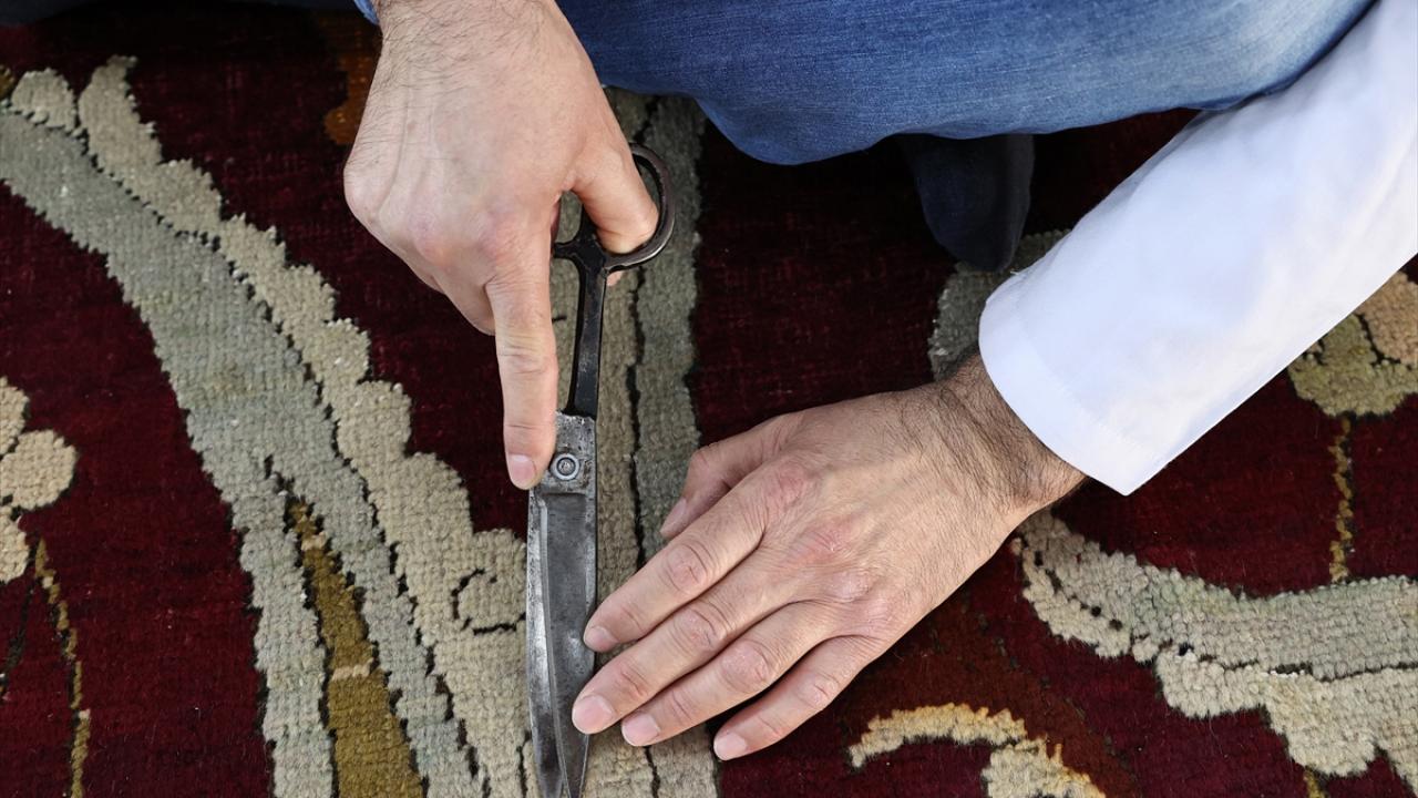 Halının onarımında kullanılan ipler doğal kök boya ile boyandı