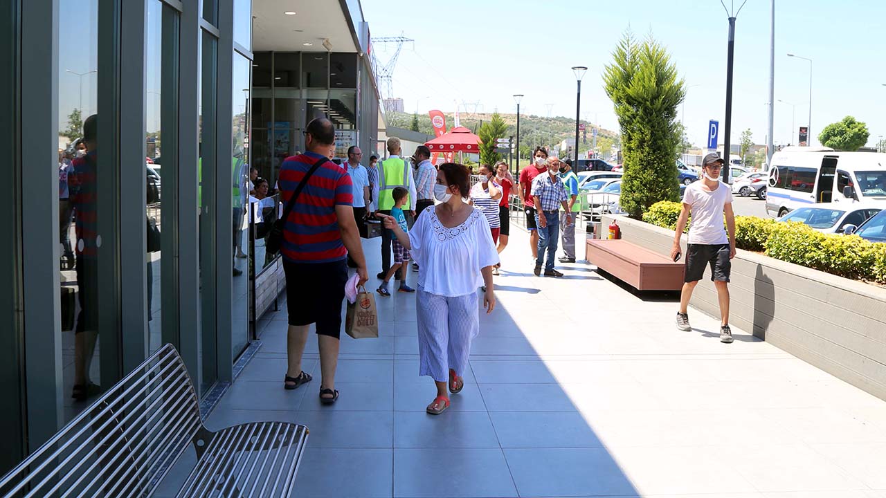 Dinleme tesislerinde yer alan yeme-içme yerlerinde masada servis şeklinde hizmet verilebilir mi?