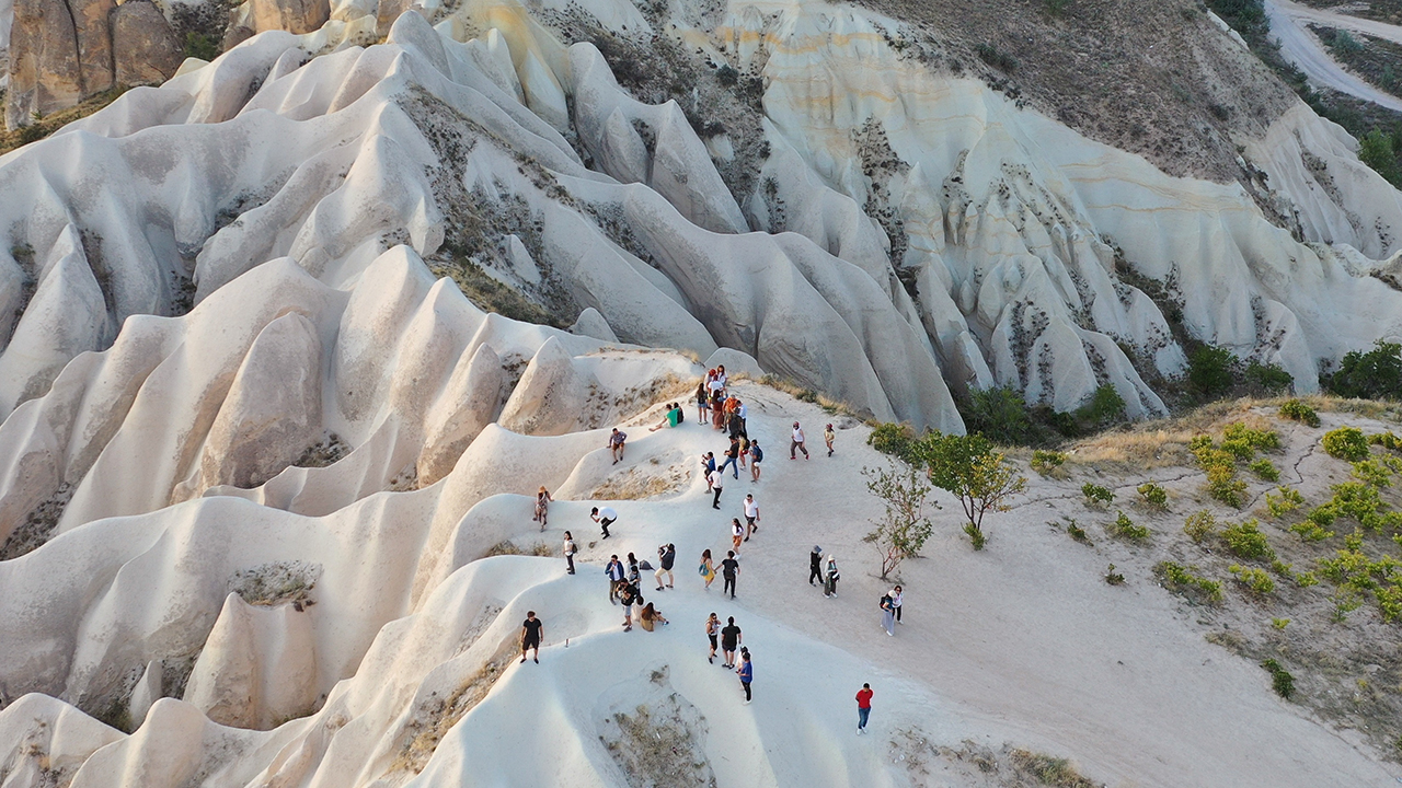 Seyahat acentaları, profesyonel turist taşıma araçları ile profesyonel turist rehberleri hafta sonları belirli saatler için getirilen kısıtlamalardan muaf mı?