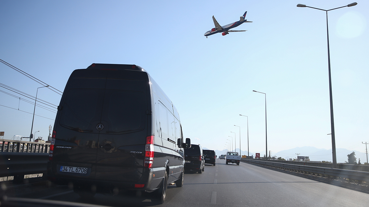 Seyahat acentaları, profesyonel turist taşıma araçları ile profesyonel turist rehberleri hafta sonları belirli saatler için getirilen kısıtlamalardan muaf mı?