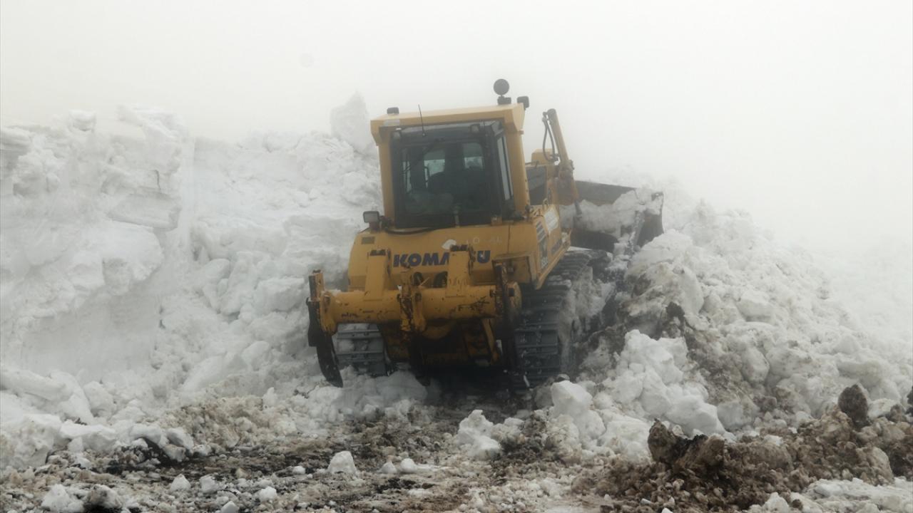 Fırtına ve siste zorlu karla mücadele