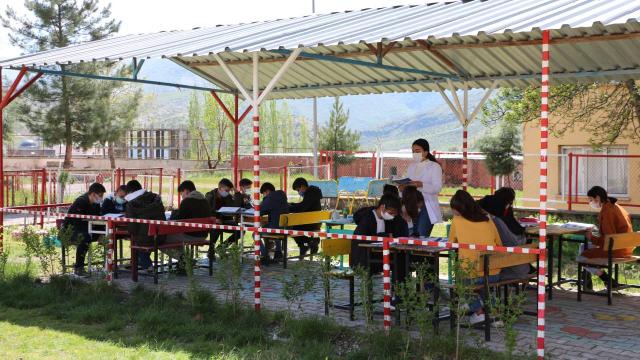 Şırnaklı öğrenciler derslerini açık hava sınıfında işliyor