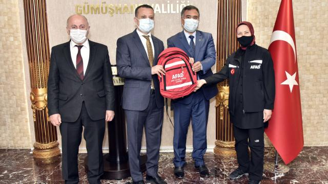 Gümüşhanede okullara afet çantası dağıtıldı