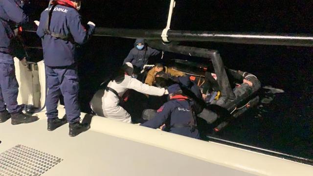 Yunanistanın ittiği 18 düzensiz göçmen kurtarıldı