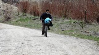 Emekli öğretmen 5 yıldır doğadaki ağaçları aşılıyor