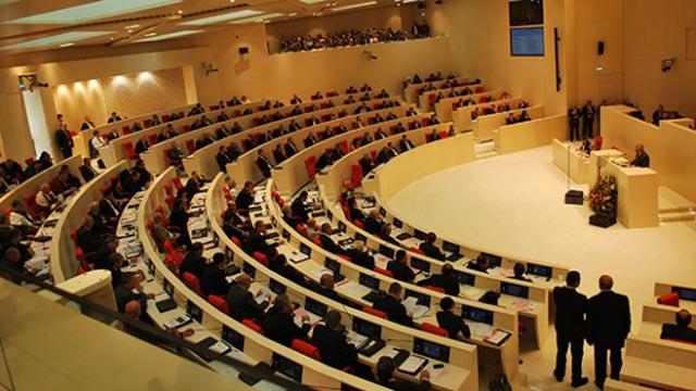 Gürcistanda 6 milletvekili istifa etti