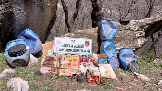 Hakkaride teröristlere ait mühimmat ve yaşam malzemeleri ele geçirildi